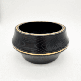 Kauss tammepuust, must õli ja kuldne äär